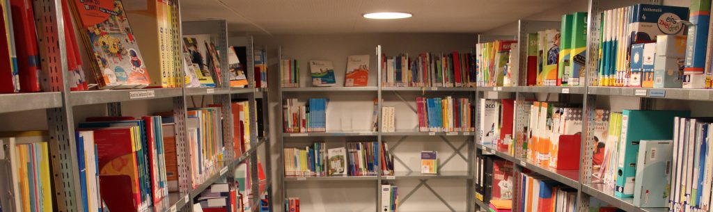 Foto: Archivraum mit Bücherangeboten für Schulen